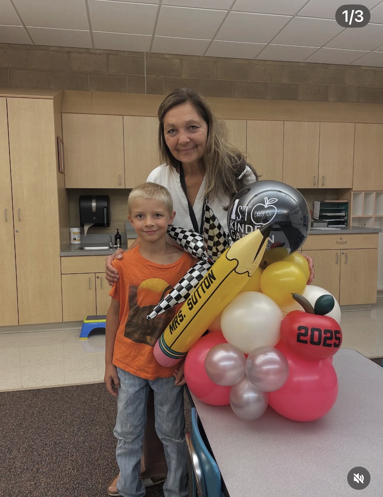 Student and teacher with a custom first day of school balloon bouquet